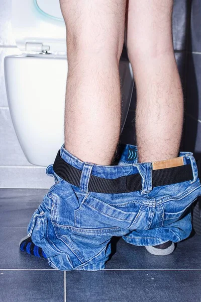 Homem Está Junto Vaso Sanitário Com Dificuldade Urinar — Fotografia de Stock