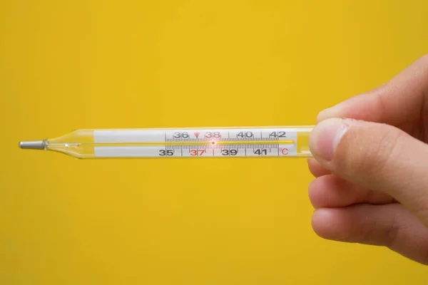 Das Quecksilberthermometer Zeigt Thermometer Der Hand Vor Gelbem Hintergrund — Stockfoto