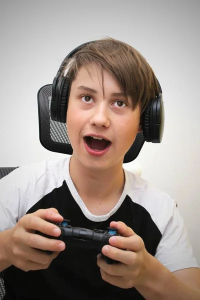 Мальчик Играет Компьютерную Игру Сидит Игровом Стуле Рад Победе — стоковое фото