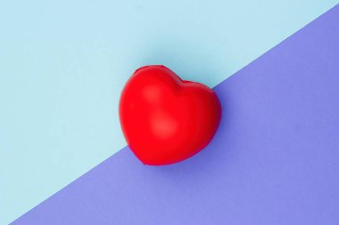 Kırmızı kalpler arka planda mavinin iki tonunda. Kalbinizi koruyun. Kırmızı kalp sembolü kavramı.