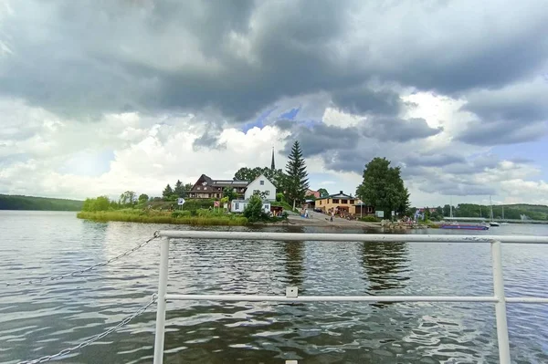 Feribotla Lipno Barajı 'ndan Frymburk' a. Çek Cumhuriyeti 'nde seyahat. Feribotla Lipno 'yu geçerken..