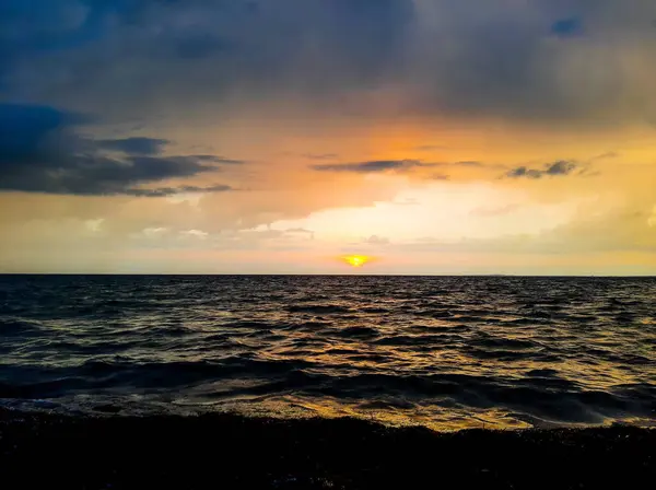 Denizin Üzerinde Güzel Bir Gün Batımı — Stok fotoğraf