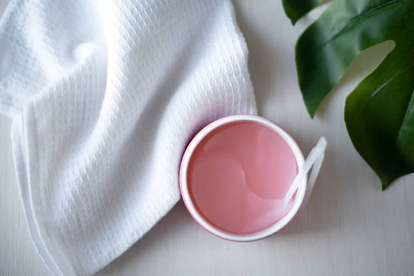 Pembe hidrojel göz bantları açık arkaplanda. Banyo tedavileri. Ev yapımı yüz bakımı.