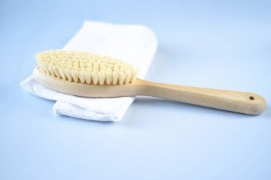Vücut için masaj fırçası. Kuru lenfatik drenaj masajı. Mavi arka planda kaktüs ve yaban domuzu lifinden yapılmış ahşap fırça. Banyo tedavileri. Ev yapımı vücut 