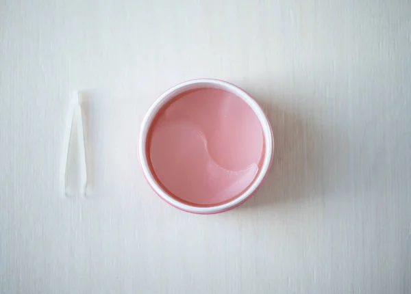 Pembe hidrojel göz bantları açık arkaplanda. Banyo tedavileri. Ev yapımı yüz bakımı.