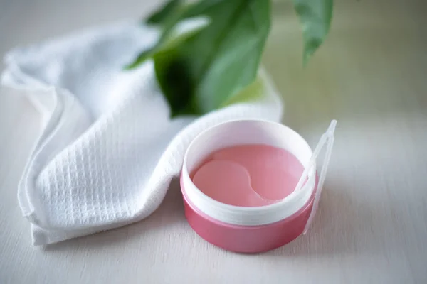Pembe hidrojel göz bantları açık arkaplanda. Banyo tedavileri. Ev yapımı yüz bakımı.