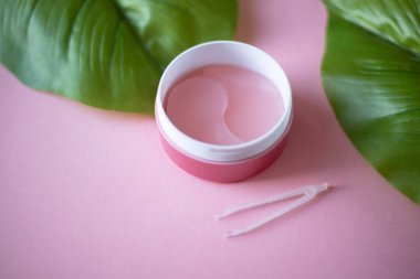 Pembe hidrojel göz bantları pembe arka planda. Banyo tedavileri. Ev yapımı yüz bakımı.