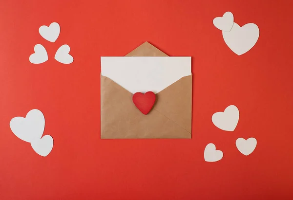 Envelope Artesanato Com Mockup Nota Branca Branco Dentro Corações Valentim — Fotografia de Stock