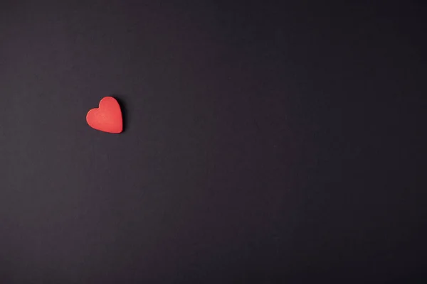 Siyah arka planda tahta kırmızı kalp. Metin için alanı olan soyut arkaplan. Aziz Valentine, Anneler Günü, doğum günü tebrik kartları, davetiye, kutlama konsepti.