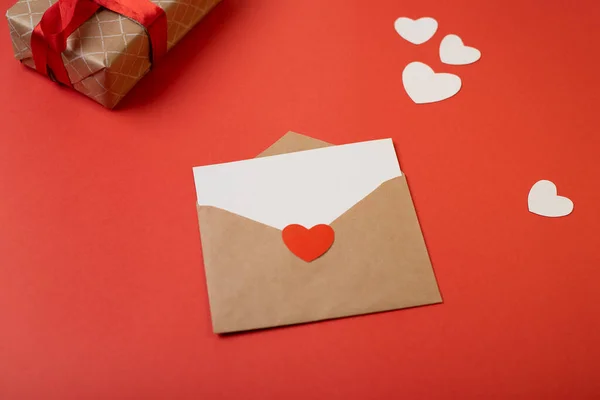 Envelope Artesanato Com Mockup Nota Branca Branco Dentro Corações Valentim — Fotografia de Stock
