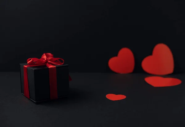 Czarne Pudełka Czerwoną Wstążką Czarnym Tle Miejscem Tekst Koncepcja Walentynek — Zdjęcie stockowe