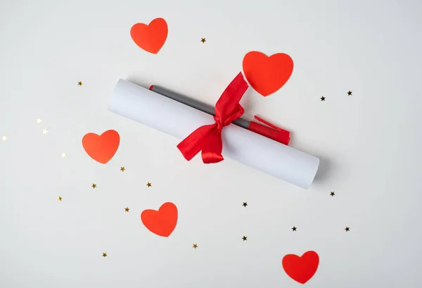 List Miłosny Walentynki Związany Czerwoną Wstążką Sercem Jasnym Tle Pomysł — Zdjęcie stockowe