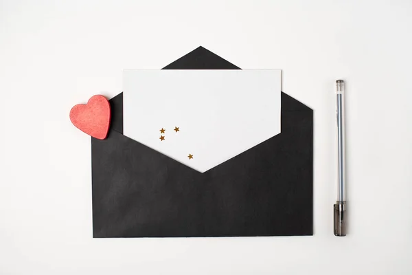 Schwarzer Umschlag Mit Leerem Blatt Papier Drinnen Und Rotem Herz — Stockfoto
