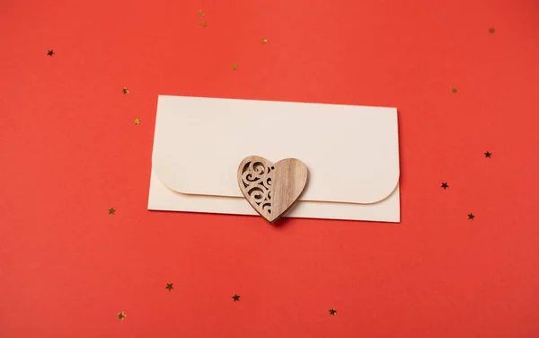 Envelop Houten Hart Rode Achtergrond Plat Gelegd Romantische Liefdesbrief Voor — Stockfoto