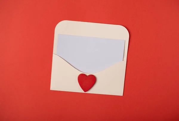 红底上有红心的信封 平面放置 顶部视图 文字空间 情人节概念的浪漫情书 — 图库照片