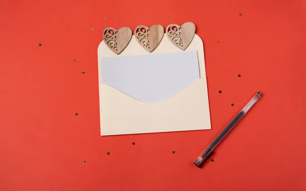 Envelope Com Uma Folha Papel Branco Dentro Corações Madeira Fundo — Fotografia de Stock