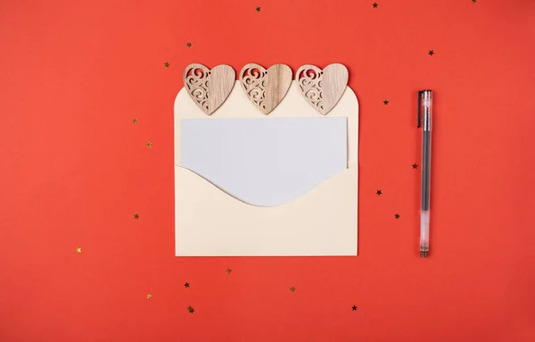 Umschlag Mit Einem Leeren Blatt Papier Drinnen Und Holzherzen Auf — Stockfoto