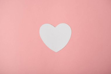 Gül rengi arka planda kağıt kalp. Kağıt kesiği şekilli soyut arkaplan. Aziz Valentine, Anneler Günü, doğum günü tebrik kartları, davetiye, kutlama konsepti.