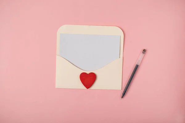 Umschlag Mit Leerem Blatt Papier Drinnen Und Rotem Herz Auf — Stockfoto