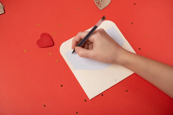 Die Hand Der Frau Hält Einen Stift Über Den Umschlag — Stockfoto