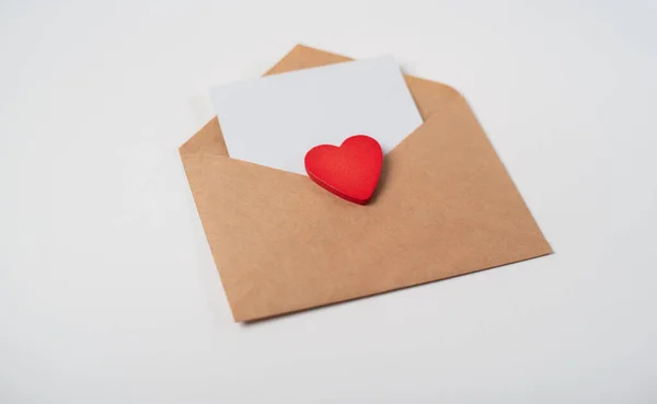 Ambachtelijke Envelop Met Een Blanco Vel Papier Binnenkant Rood Hart — Stockfoto