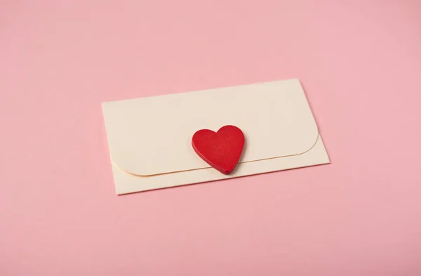 Koperta Czerwone Serce Tle Róży Leżeć Płasko Romantyczny List Miłosny — Zdjęcie stockowe