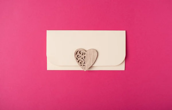 Umschlag Und Holzherz Auf Dem Rosafarbenen Hintergrund Flach Lag Romantische — Stockfoto