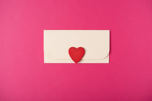 Koperta Czerwone Serce Gorącym Różowym Tle Leżeć Płasko Romantyczny List — Zdjęcie stockowe