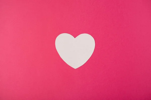 Pembe arka planda kağıt kalp. Kağıt kesiği şekilli soyut arkaplan. Aziz Valentine, Anneler Günü, doğum günü tebrik kartları, davetiye, kutlama konsepti.