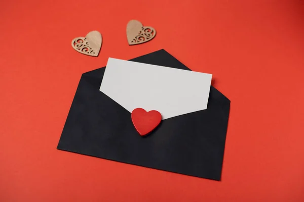 봉투에 심장이 배경에는 텍스트를 발렌타인데이의 낭만적 사랑의 — 스톡 사진