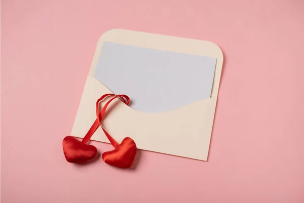 Umschlag Mit Leerem Blatt Papier Drinnen Und Roten Herzen Auf — Stockfoto