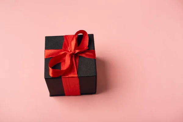 Scatole Regalo Nere Con Nastro Rosso Sfondo Rosa Concetto San — Foto Stock