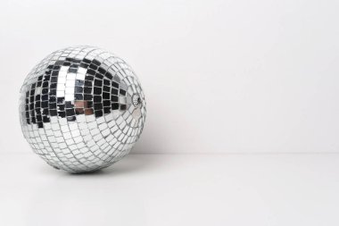 Beyaz arkaplanda ayna topu (ışık)