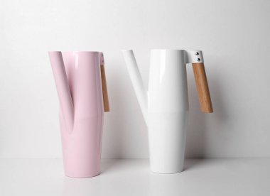 Beyaz (ışık) arka planda ahşap saplı su kutuları