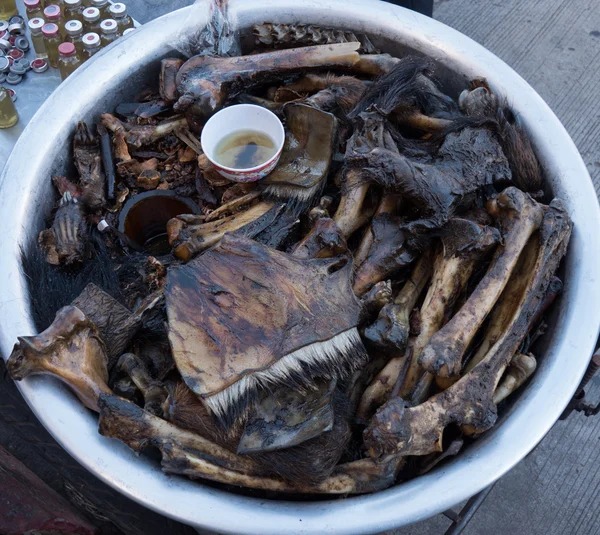 Ağrılı kas ve eklem tedavisi için hayvan parçaları yapımı tıbbi yağlar.