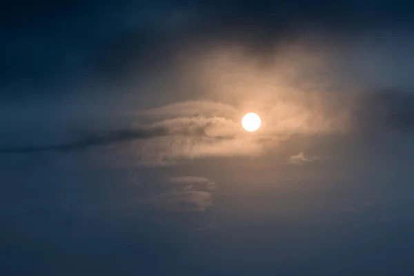 Солнце встает на темное небо — стоковое фото