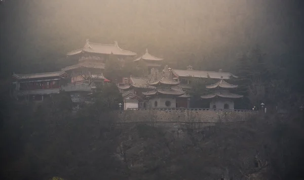 佛像在龙门石窟洞穴墙上 — 图库照片