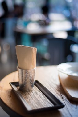 Kafede masada kağıt mendil ile alüminyum miyim