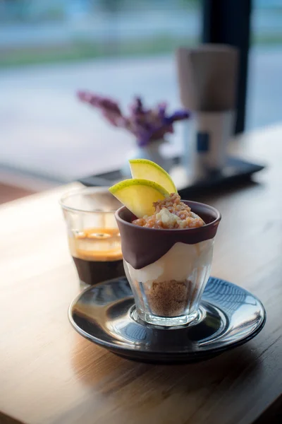 Apple karamel parçalamak Affogato espresso damla ile