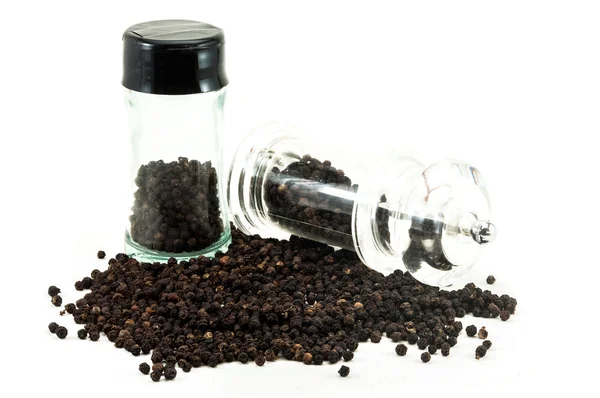 玻璃瓶子和胡椒研磨机的干的黑胡椒 — 图库照片