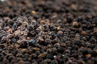 İçinde kurutulmuş siyah biber