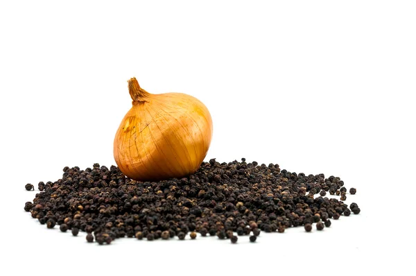 Fresh onion with dried black peppercorn — Stock Photo, Image