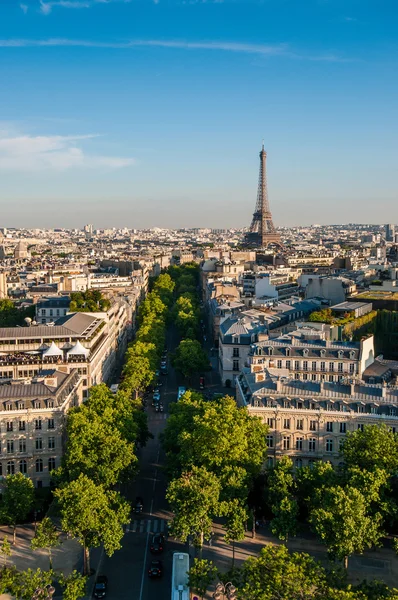 Dikey geniş açı görünümü paris ve Eyfel Kulesi