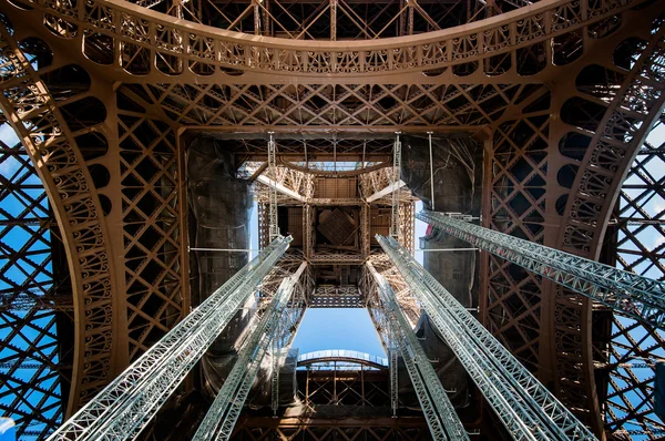 Dettaglio di dentro il centro della Torre Eiffel — Foto Stock