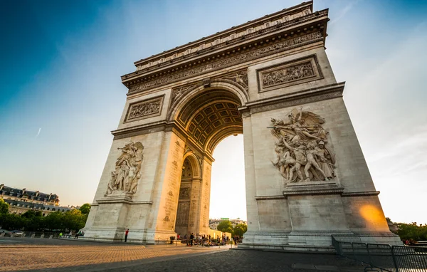 Łuk Triumfalny w końcu ulicy champs-elysees przed zachodem słońca — Zdjęcie stockowe