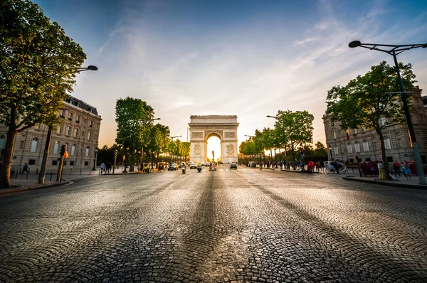 Vítězný oblouk na konci ulice champs-elysees před západem slunce — Stock fotografie