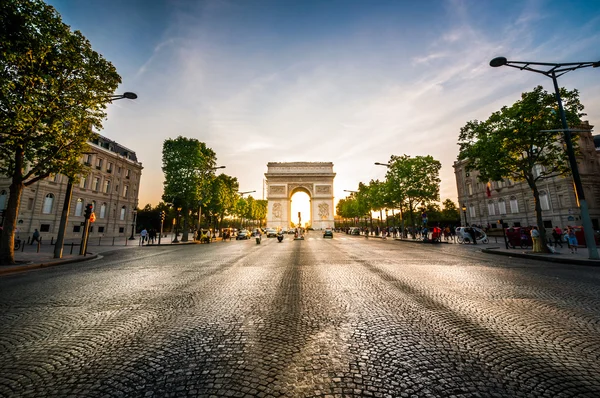 Triumphbogen am Ende der Champs-Élysées-Straße vor Sonnenuntergang Stockbild