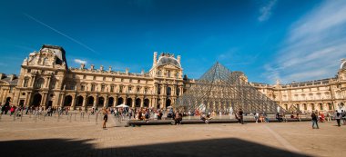 Turistlerin Louvre'nın merkezi avlularında bulunan