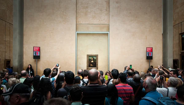 Um abraço de visitantes tirar fotos de "Mona Lisa " — Fotografia de Stock