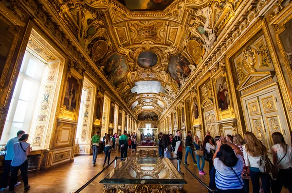 Bir çok ziyaretçi Louvre Müzesi'nde